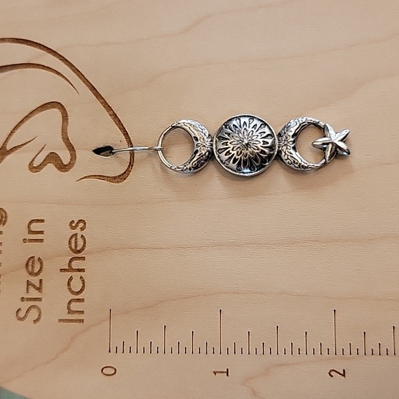 🔥LAST PAIR🔥 Moon & Star Medallion Drop Earrings - Picture 4 of 7